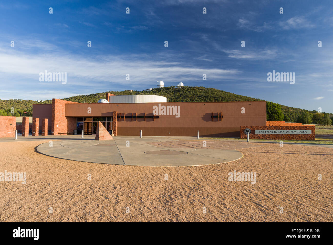 Esterno del McDonald Observatory Frank N. Bash Visitors Center con il telescopio Harlan J. Smith sullo sfondo, Texas Foto Stock