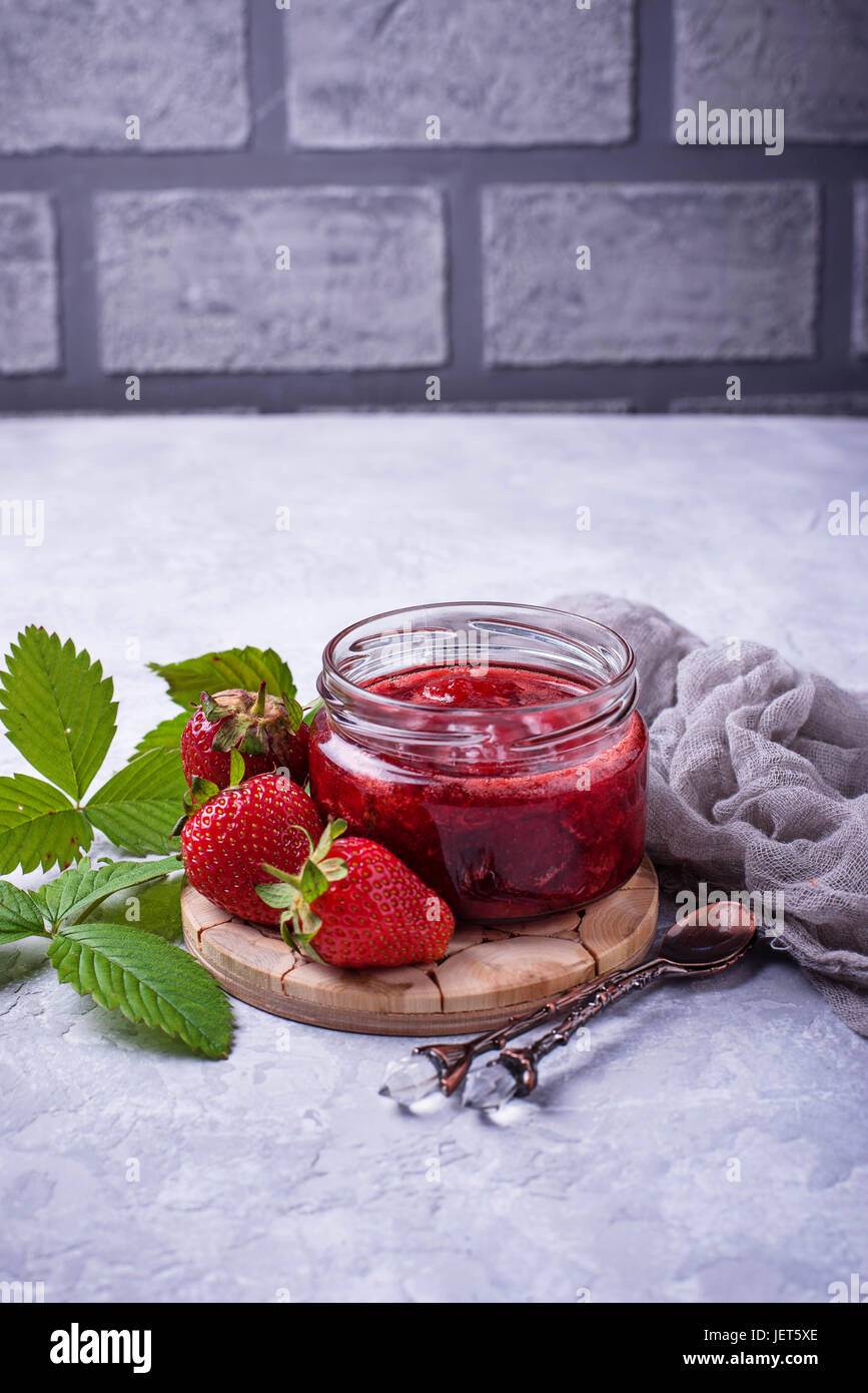 Confettura di fragole in vaso. Messa a fuoco selettiva Foto Stock