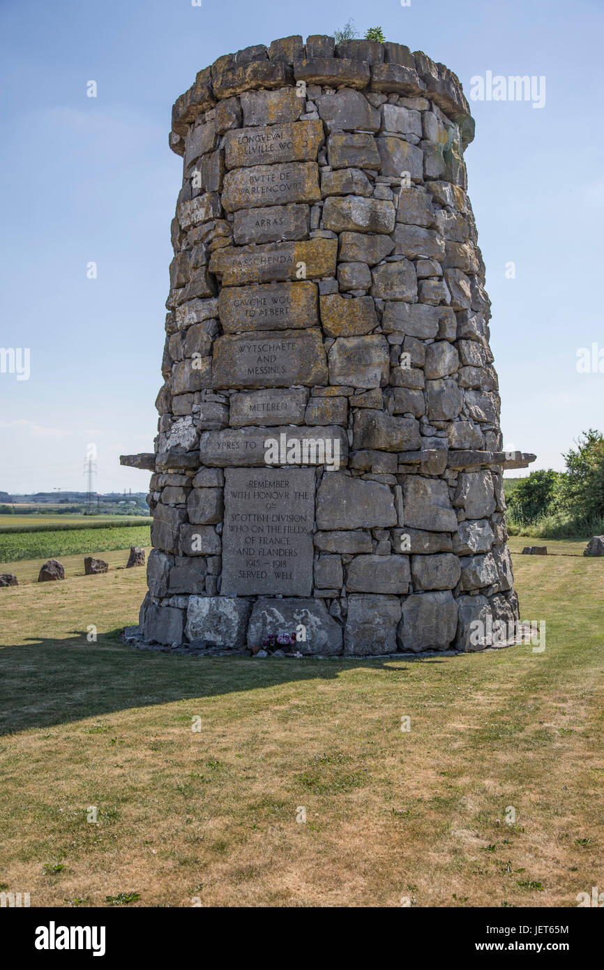 Il 9° Divisione delle Highland memoriale della grande guerra adiacente Point du Jour CWGC cimitero della Grande Guerra Foto Stock