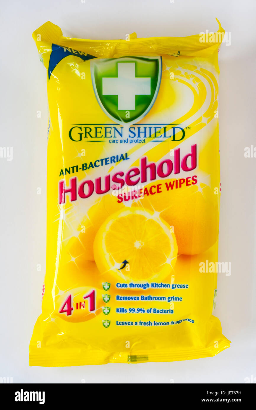 Il pacchetto di protezione verde anti-batterica di superficie per uso domestico delle salviette isolati su sfondo bianco Foto Stock