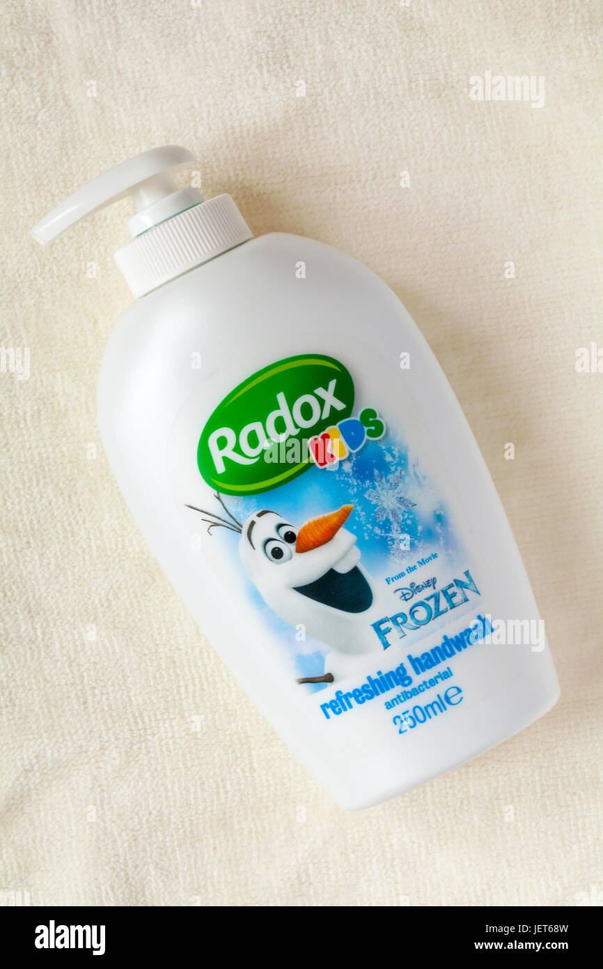 Radox Kids rinfrescante lavamani antibatterico dal film Disney congelate su color crema asciugamano - lavare a mano Foto Stock