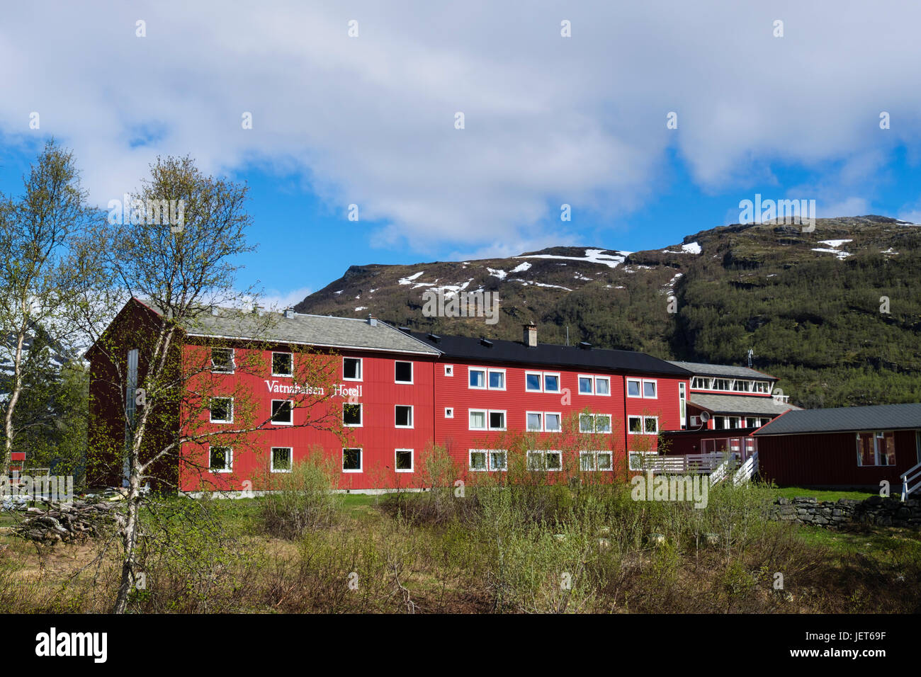 In legno rosso Vatnahelsen hotel mountain resort situato sulla Flam percorso ferroviario in estate. Vatnahelsen, Aurland, Norvegia, Scandinavia, Europa Foto Stock