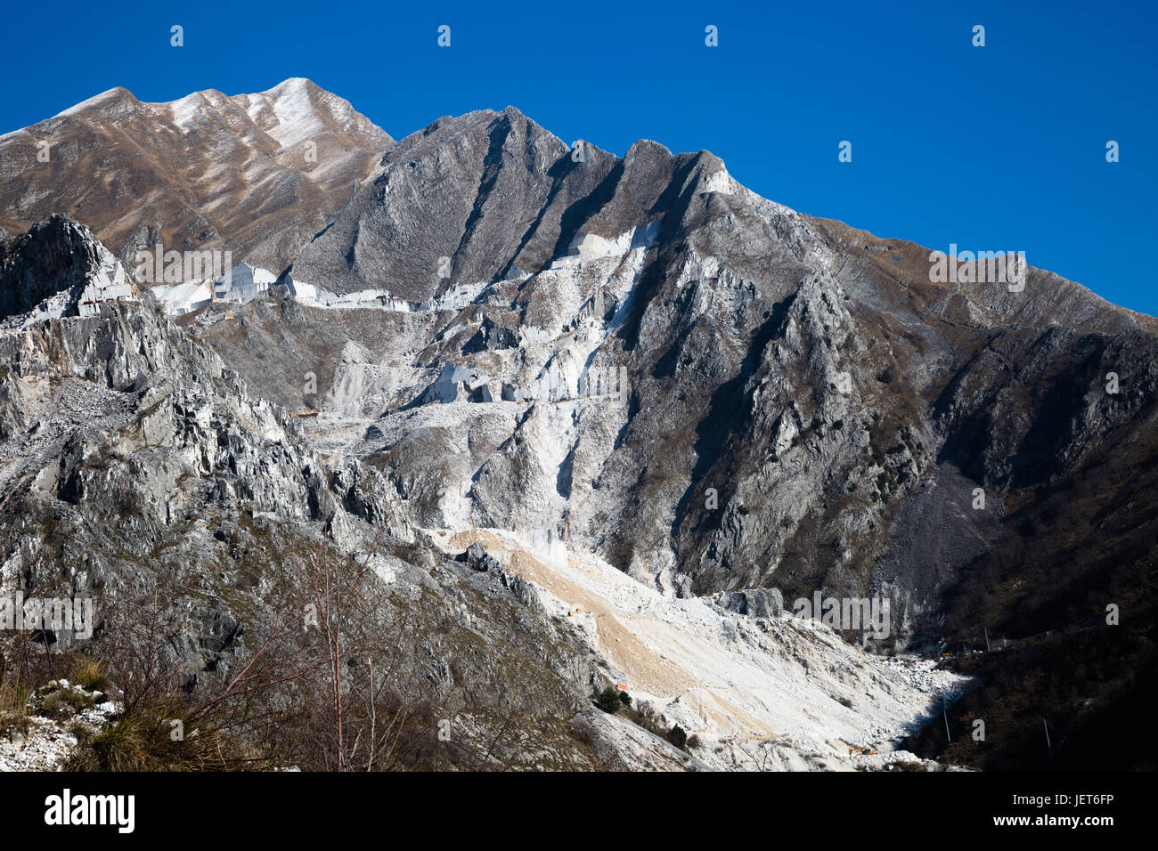 Europa, Italia, Carrara, Cave di marmo. Il marmo di Carrara è un tipo di marmo bianco o grigio-blu di alta qualità, popolare per l'uso in sculture e decorazioni per edifici Foto Stock
