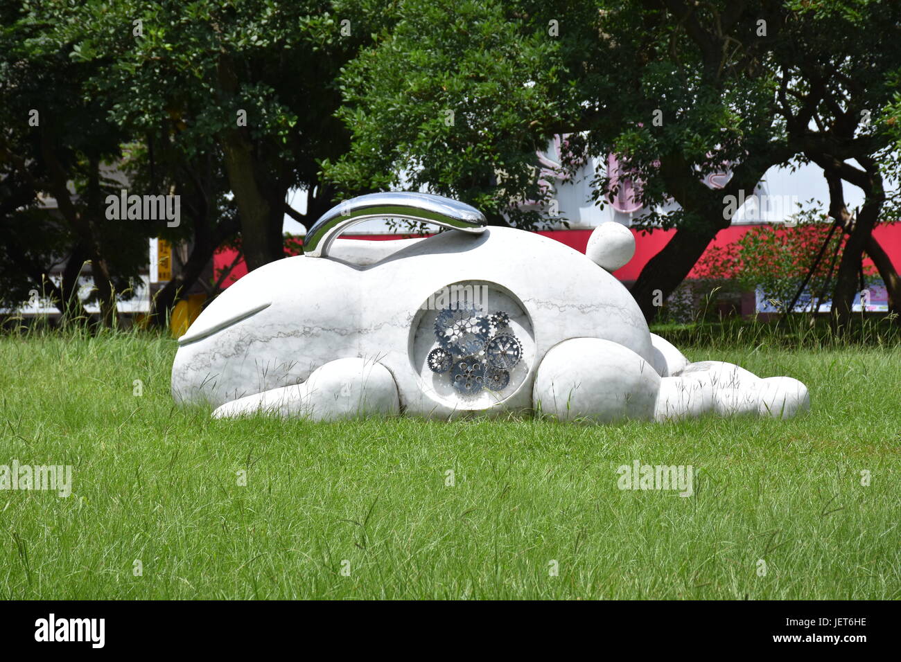 La scultura in marmo di un coniglio bianco con ruota dentata dello stomaco e orecchie di metallo nella nuova città di Taipei Taiwan, Xinzhuang park. Foto Stock