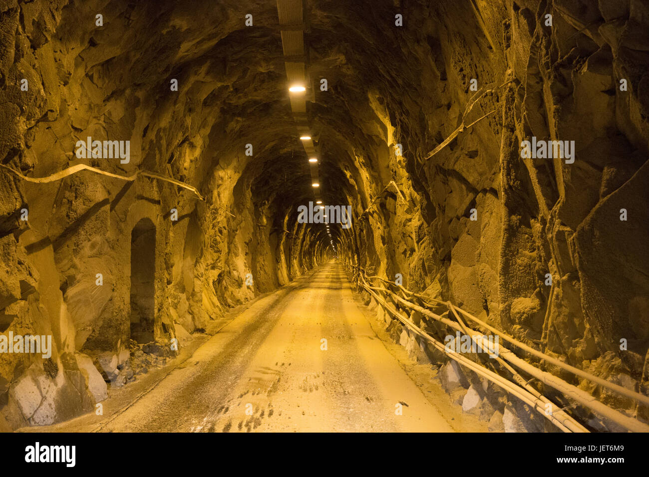 Europa, Italia, Carrara, Cave di marmo. Il marmo di Carrara è un tipo di marmo bianco o grigio-blu di alta qualità, popolare per l'uso in sculture e decorazioni per edifici. Galleria per il trasporto del marmo. Foto Stock