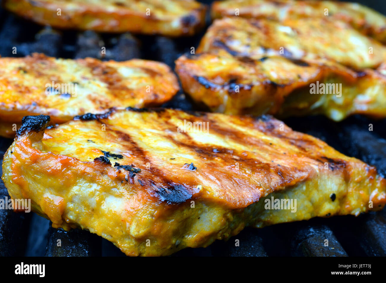 In prossimità delle bistecche di maiale su un grill a gas Foto Stock