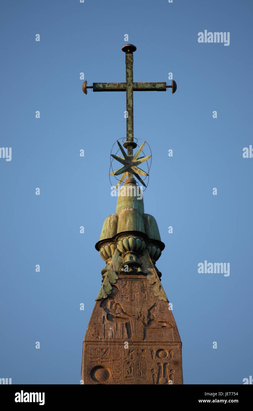 Croce sulla parte superiore dell'obelisco egiziano in Piazza del Popolo, Roma Foto Stock
