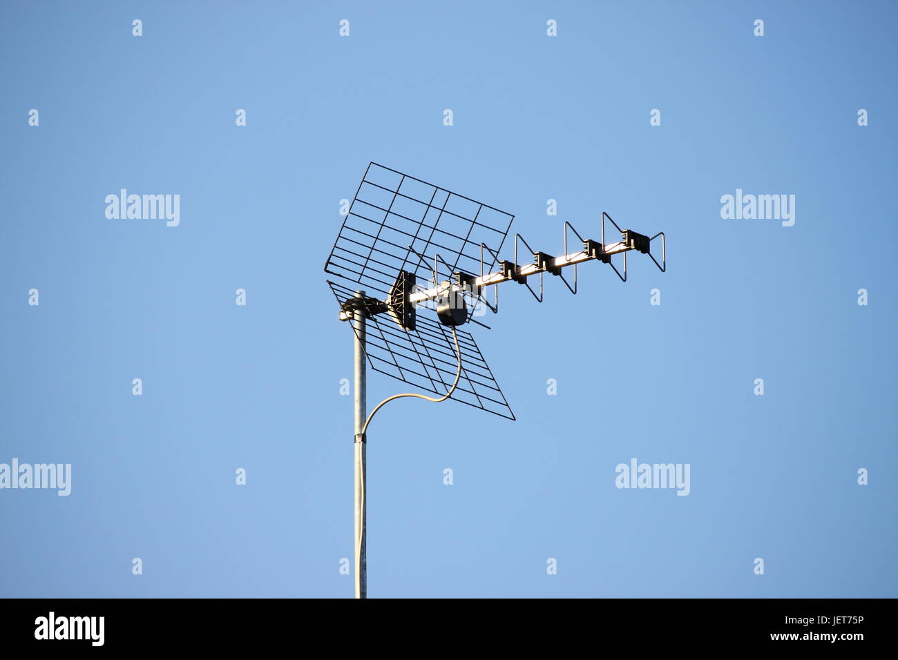 Antenna TV su un cielo blu sullo sfondo Foto Stock