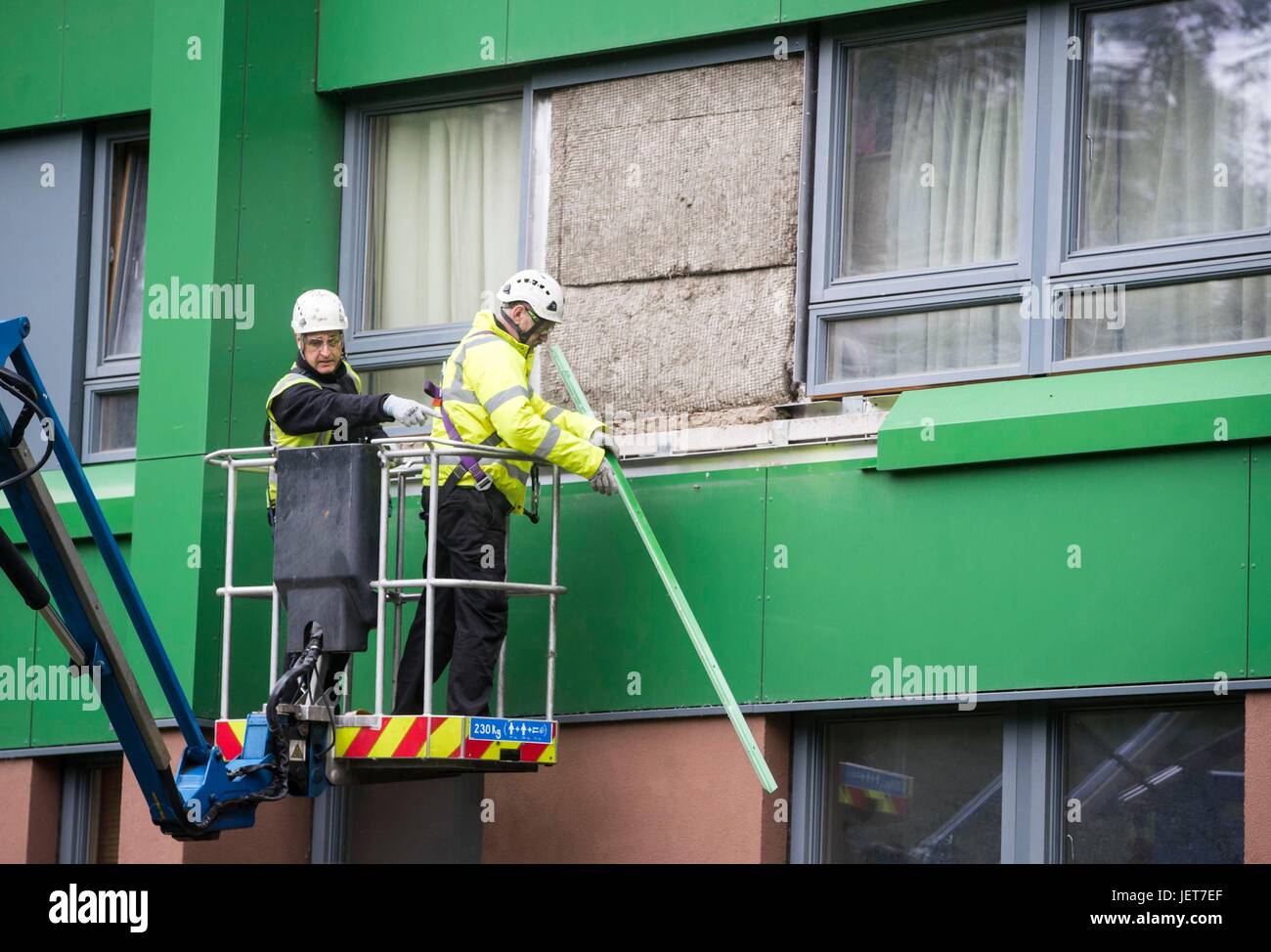 Il rivestimento viene rimosso dal blocco della torre di Hannover a Sheffield, nello Yorkshire, come ha detto il primo ministro Theresa May, è necessario che ci sia una 'indagine nazionale principale' sull'uso di rivestimenti potenzialmente infiammabili su torri alte in tutto il paese per un periodo di decenni, sulla scia dell'incendio della Torre di Grenfell. Foto Stock