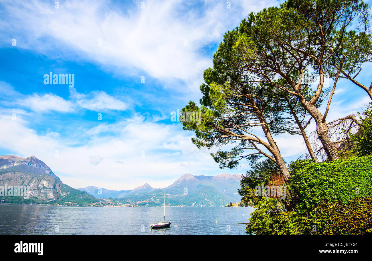 Ancorati in barca a vela - Como lago paesaggio italiano Foto Stock