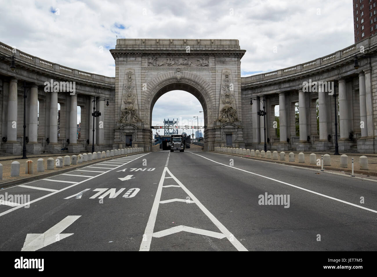 La guida di automezzi pesanti attraverso manhattan bridge archway approccio al bridge New York City USA Foto Stock