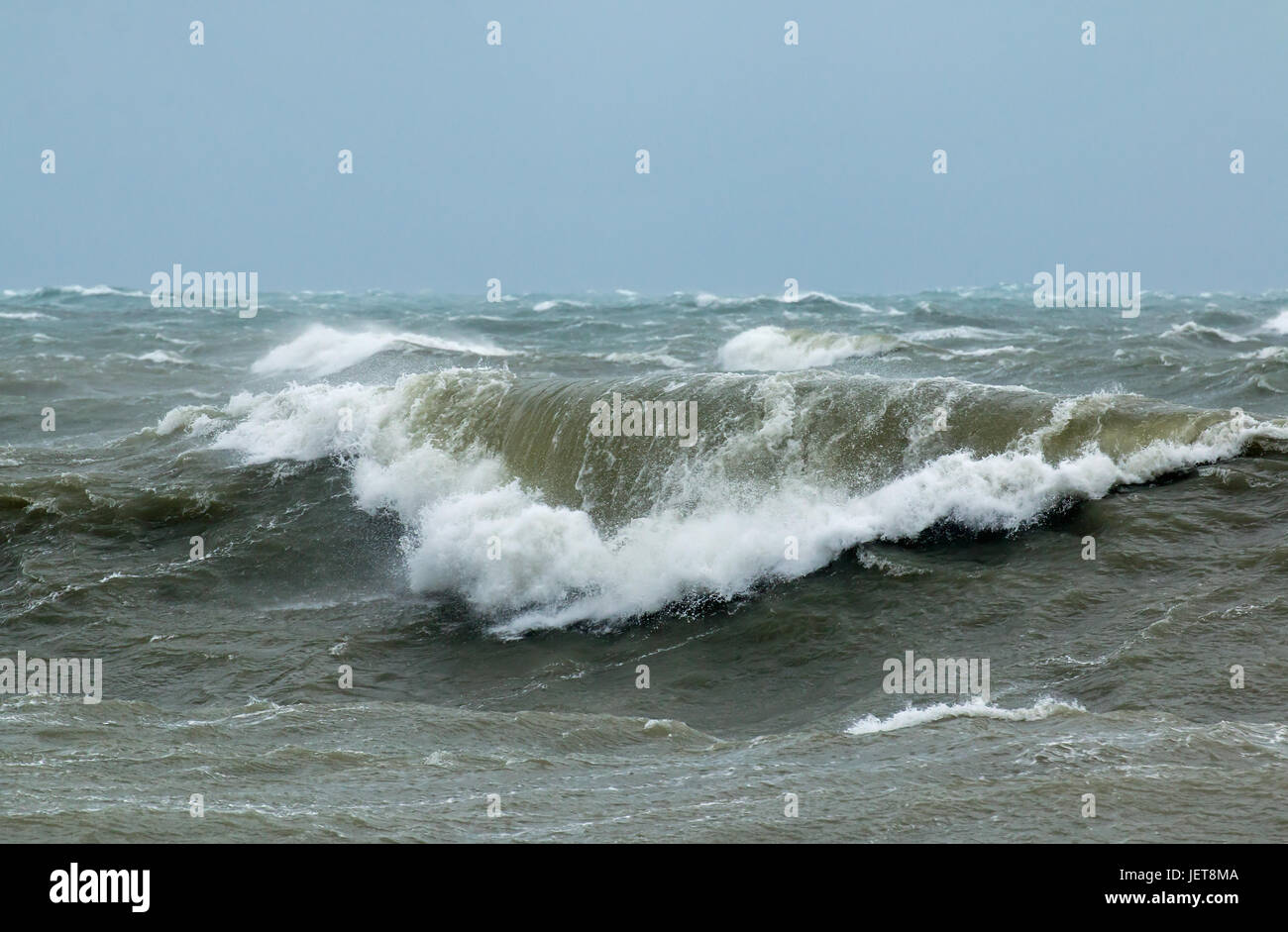 Mare mosso con onde che si infrangono in inglese canale off seaford in east sussex Foto Stock