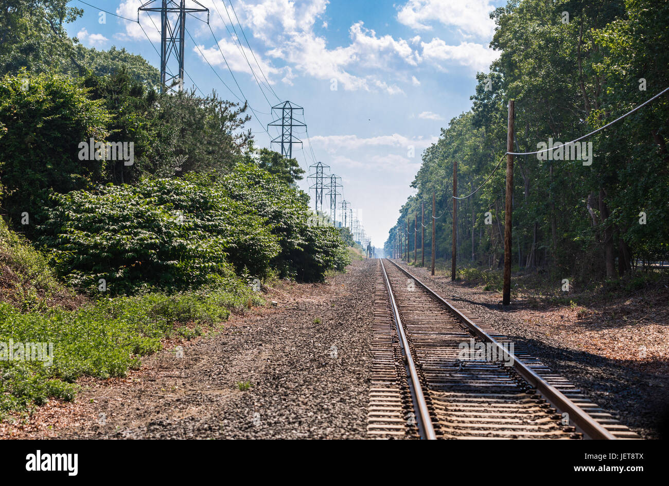 I binari della ferrovia Sparendo all'orizzonte in Amagansett NY Foto Stock