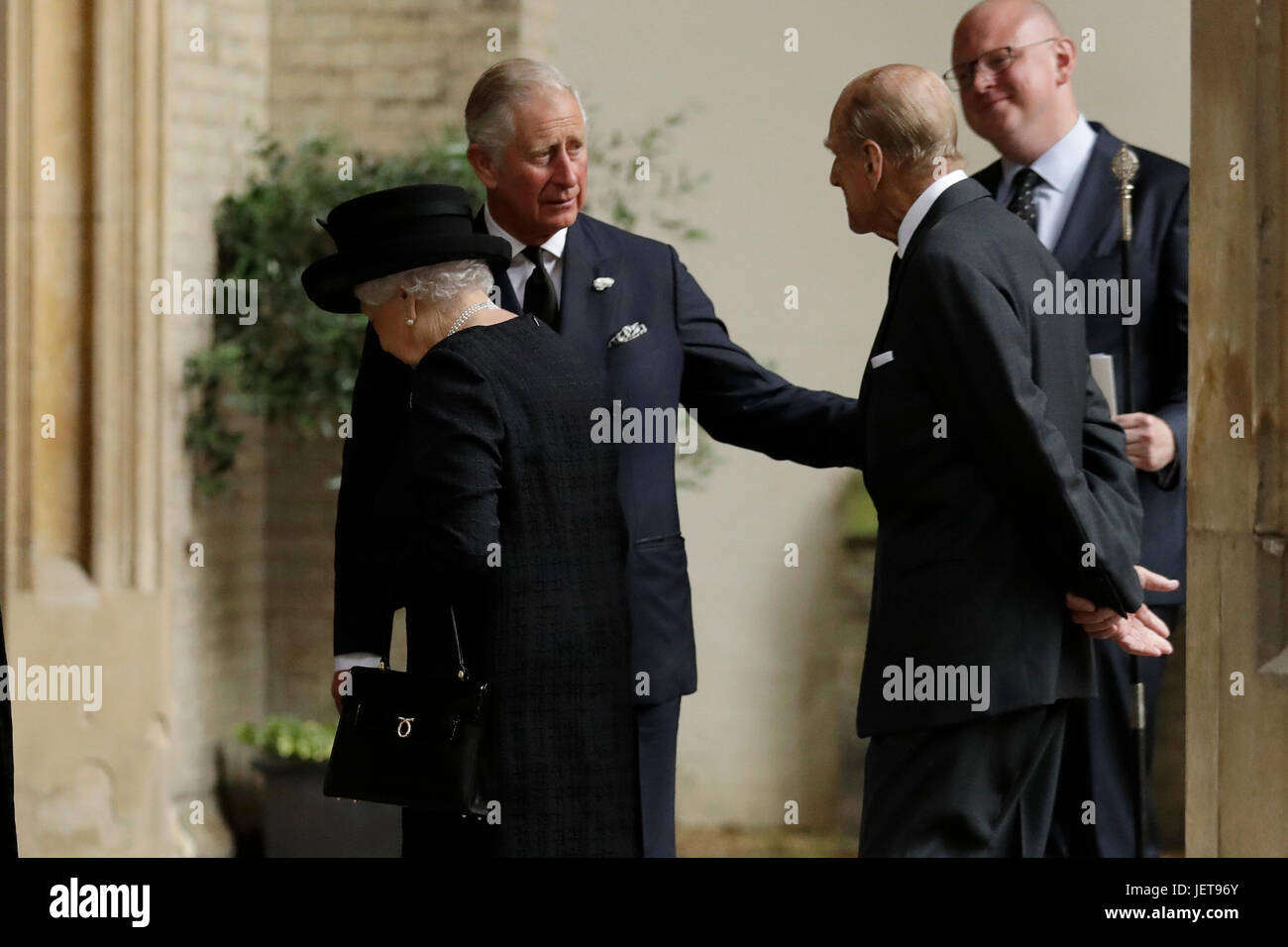 Il Principe di Galles saluta la Regina Elisabetta II e il Duca di Edimburgo al funerale della contessa Mountbatten di Birmania presso la chiesa di St Paul, Knightsbridge di Londra. Foto Stock