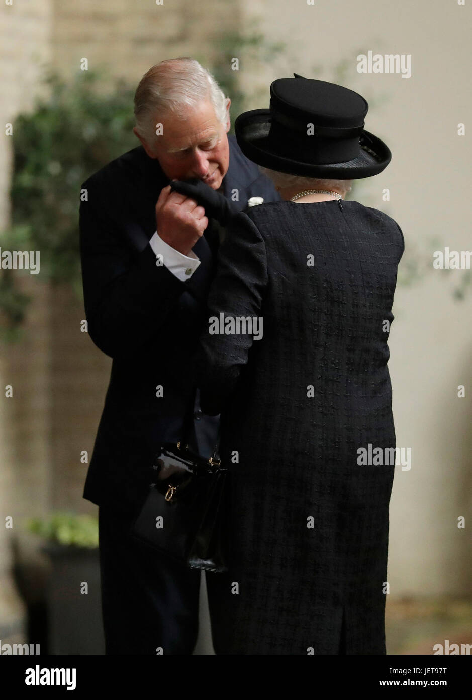 Il Principe di Galles saluta la Regina Elisabetta II al funerale della contessa Mountbatten di Birmania presso la chiesa di St Paul, Knightsbridge di Londra. Foto Stock