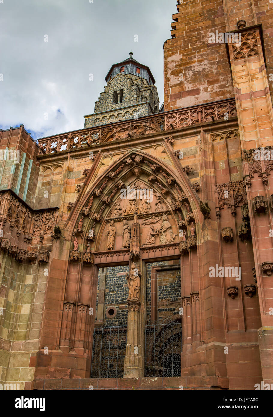 Westportal di Wetzlar Cattedrale aka Wetzlarer Dom nella pittoresca città vecchia di Wetzlar, Hesse, Germania Foto Stock