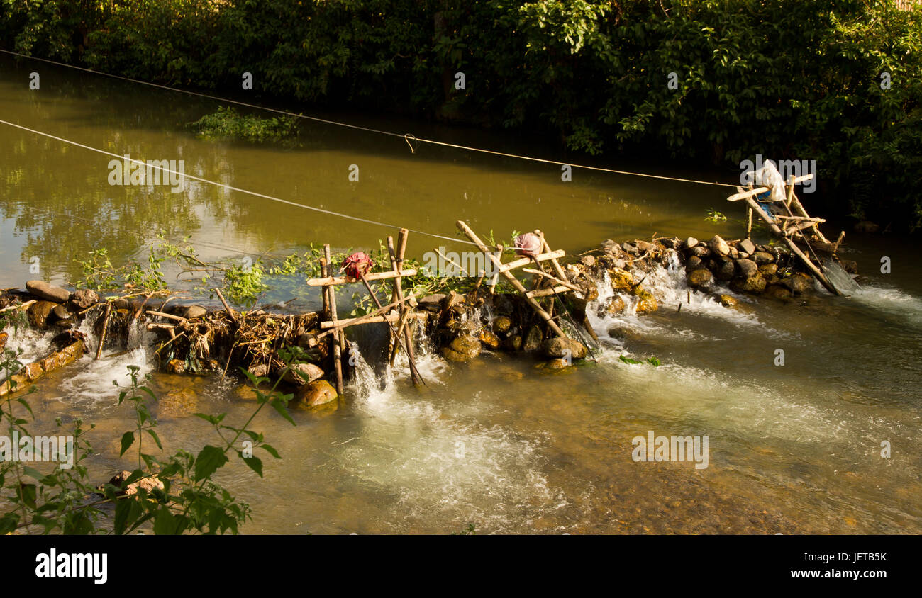 Improvvisato run-di-stream micro idro della generazione di energia elettrica. , Il Laos Foto Stock