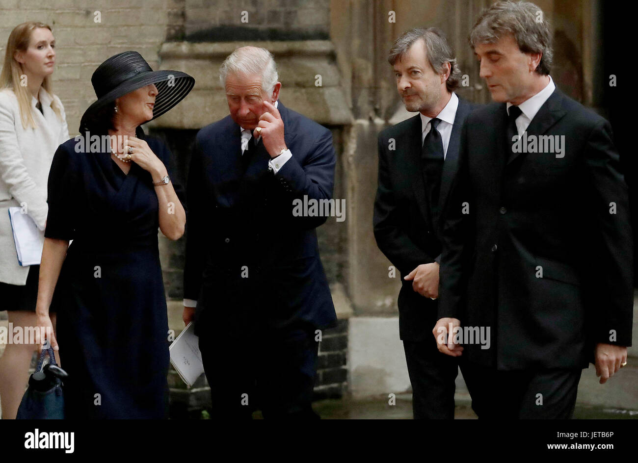 Il Principe di Galles lascia il funerale della contessa Mountbatten di Birmania presso la chiesa di St Paul, Knightsbridge di Londra. Foto Stock