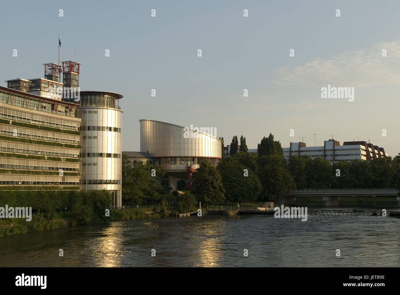 Francia, Alsazia, Strasburgo, la Corte Europea dei Diritti dell'uomo, nessuna proprietà release, Europa, destinazione, città e luogo di interesse, EGMR, edificio, architettura moderna facciata in metallo, fiume, luce della sera, Foto Stock