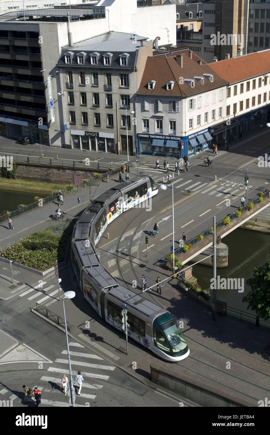 Francia, Alsazia, Strasburgo, tram, Europa, destinazione, case, edifici, strutture, architettura, strade, traffico, mezzi di trasporto, pubblicamente, tram, treno, trasporto ferroviario, a breve distanza il traffico traffico cittadino, persona, pedonale Foto Stock