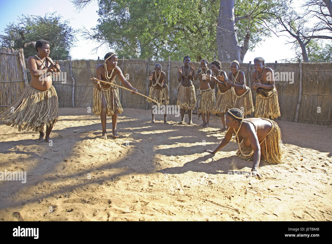 La Namibia, Caprivi cuspide, chiudere Kongola, Singalamwe, Mafwe ceppo, donne, danza, nessun modello di rilascio, Foto Stock