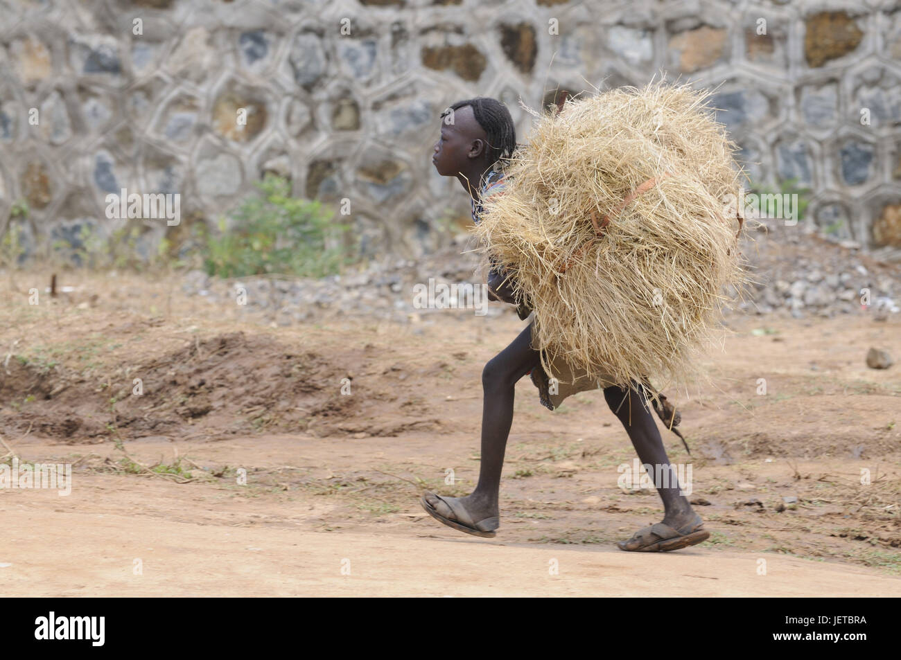 L'uomo, costi, tribù Aari, Street, andare, tag di mercato, Key Afer, Omotal sud, sud Etiopia, Foto Stock
