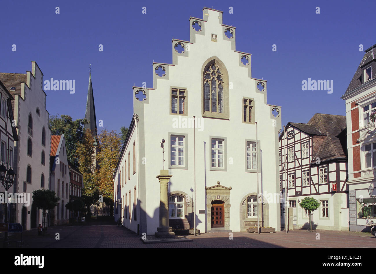 In Germania, in Renania settentrionale-Vestfalia, Brakel, Città Vecchia, nel mercato, municipio Teutoburger legno, Weser paese montuoso, luogo di interesse, marketplace, strutture, edifici, storicamente, architettura, storici monumenti architettonici, ornamentali gables, passo gables, Rolandsäule, Steeple, chiesa, edificio con travi di legno, semi-case con travi di legno, esterno, Foto Stock