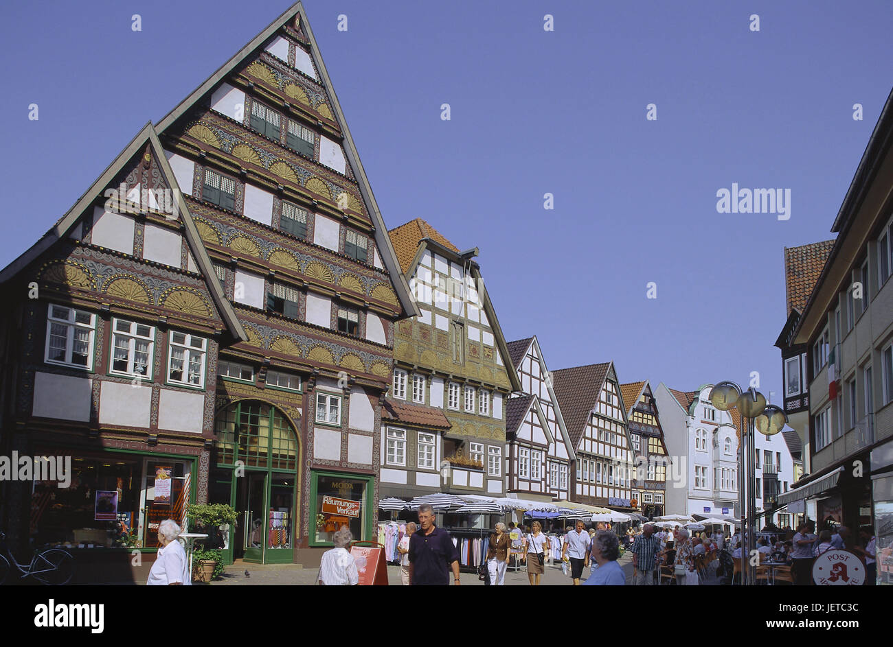 In Germania, in Renania settentrionale-Vestfalia, bagno Salzuflen, Long Street, l'area pedonale, passante, Teutoburger legno, spa, bagno termale, il resort per la salute, la Città Vecchia, il luogo di interesse, la costruzione di case, casa linea, terrazza, storicamente, architettura, sculture, storici monumenti architettonici, semi-case con travi di legno, a struttura mista in legno e muratura, negozi, negozi, persone all'esterno, Foto Stock