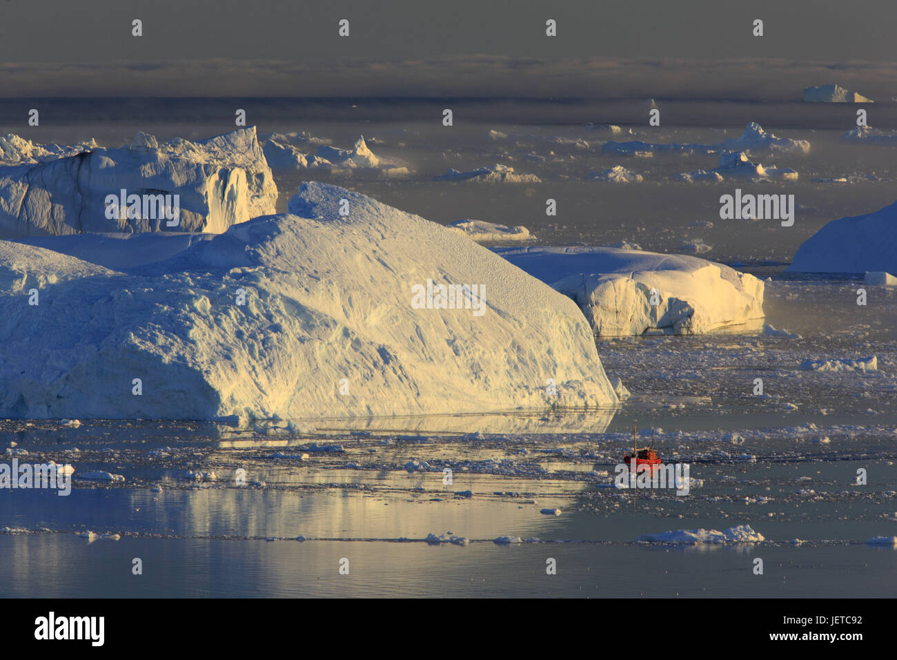 La Groenlandia, Discoteca Bay, Ilulissat, Fjord, iceberg, luce della sera, escursione in barca, Groenlandia occidentale, ghiaccio, ghiacciaio, l'Artico, estate, mirroring, acqua di superficie, la solitudine, la deriva di ghiaccio del ghiacciaio di terminazione anormale, scarpata, nebbia, barca, rosso, tiny tremendamente, Ilulissat Tourist Nature-gelato fiordo, patrimonio mondiale dell UNESCO, gelato fiordo, Foto Stock