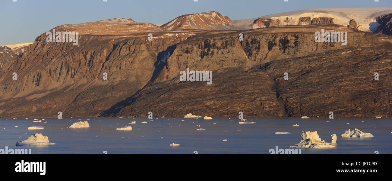 La Groenlandia, Uummannaq, paesaggi costieri, mare, iceberg, nel nord della Groenlandia, destinazione, l'Artico, montagne, ghiacciai, neve, ghiaccio, scenario, rock, scarso, deserte, la luce della sera, acqua, ghiacciaio, drift, ghiaccio freddo, panorama, Foto Stock