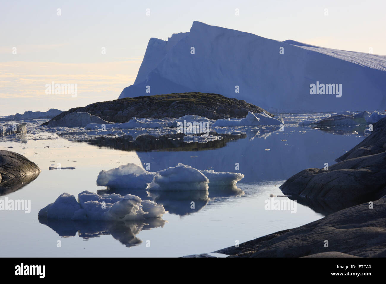 La Groenlandia, Discoteca Bay, Ilulissat, Fjord, iceberg, scarpata, rock, Groenlandia occidentale, ghiaccio, ghiacciaio, l'Artico, estate, solitudine, deserte, la deriva di ghiaccio del ghiacciaio di terminazione anormale, Ilulissat Tourist Nature-gelato fjord, gelato fiordo, patrimonio mondiale dell'UNESCO, la natura, il cambiamento climatico, mirroring, superficie di acqua, bile costa, Foto Stock