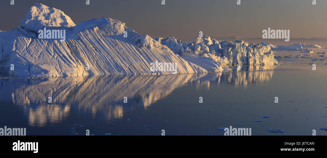 La Groenlandia, Discoteca Bay, Ilulissat, gelato fiordo, iceberg, luce della sera, Groenlandia occidentale, destinazione, luogo di interesse, natura, ghiaccio freddo, ghiacciaio, ghiacciaio, il ghiacciaio terminazione anomala, l'Artico, cambiamenti climatici, esterno, deserte, mare, acqua, panorama, scarpata, mirroring, superficie di acqua, fiordo, Ilulissat Tourist Nature-gelato fiordo, patrimonio mondiale dell'UNESCO, Foto Stock
