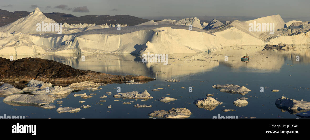 La Groenlandia, Discoteca Bay, Ilulissat, gelato fjord, Iceberg, Ice drift, barca, Groenlandia occidentale, destinazione, luogo di interesse, natura, ghiaccio freddo, ghiacciaio, ghiacciaio, il ghiacciaio terminazione anomala, l'Artico, cambiamenti climatici, esterno, deserte, mare, acqua, panorama, scarpata, mirroring, superficie di acqua, floes, fiordo, Ilulissat Tourist Nature-gelato fiordo, patrimonio mondiale dell UNESCO, barca da pesca, Foto Stock