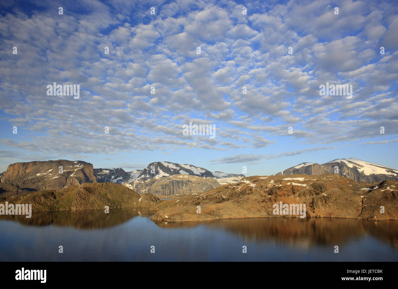 La Groenlandia, Upernavik, paesaggi costieri, nel nord-ovest della Groenlandia, l'Artico, bile costa, mirroring, superficie di acqua, costa, rock, paesaggi, natura, sky, nuvole, cielo nuvoloso, di riposo e di silenzio e solitudine, deserte, intatta, larghezza, distanza Foto Stock