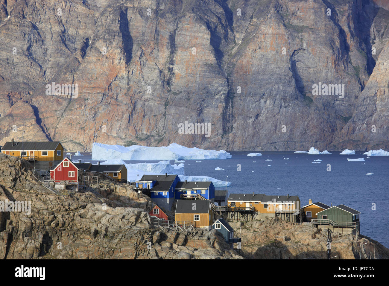La Groenlandia, Uummannaq, Fjord, iceberg, bile costa, case di legno, nel nord della Groenlandia, destinazione, scenario, sul mare Artico, ghiaccio, ghiacciaio, float, paesaggi costieri, case, case, costa, fuori, deserte, liquidazione, vista locale, Foto Stock