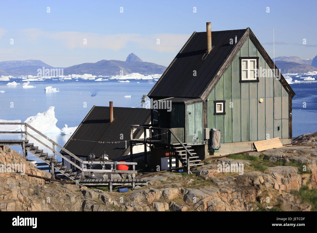 La Groenlandia, Uummannaq, costa, casa in legno, Fjord, iceberg, nel nord della Groenlandia, destinazione, sul mare Artico, montagne, il ghiacciaio di gelati, fuori, e sharp, acqua, house, casa residenziale, scale, architettura, vista al di fuori, deserte, Foto Stock