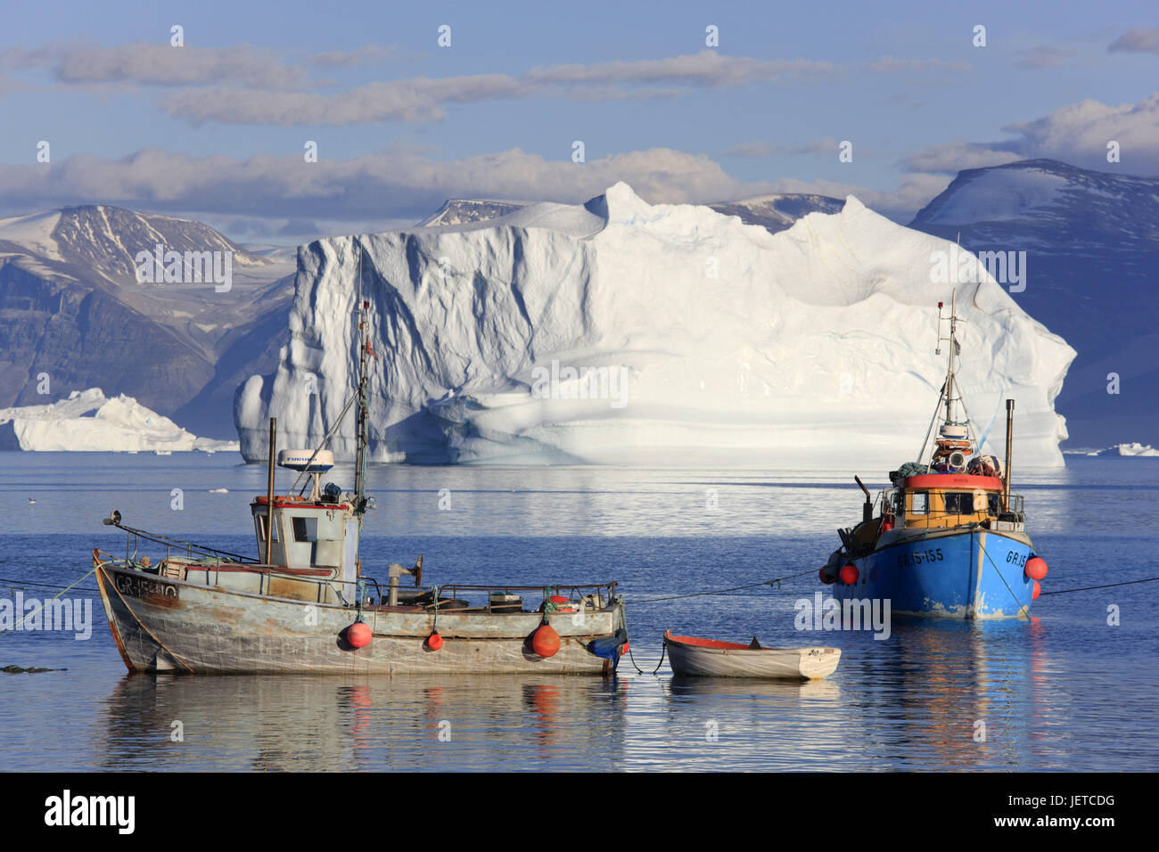La Groenlandia, Uummannaq, barche da pesca, Fjord, iceberg, nel nord della Groenlandia, destinazione, sul mare Artico, montagne, ghiacciaio gelati, costa, esterno, e sharp, acqua, barche, pesca, pesca cutter, drift ice, pesca, Foto Stock