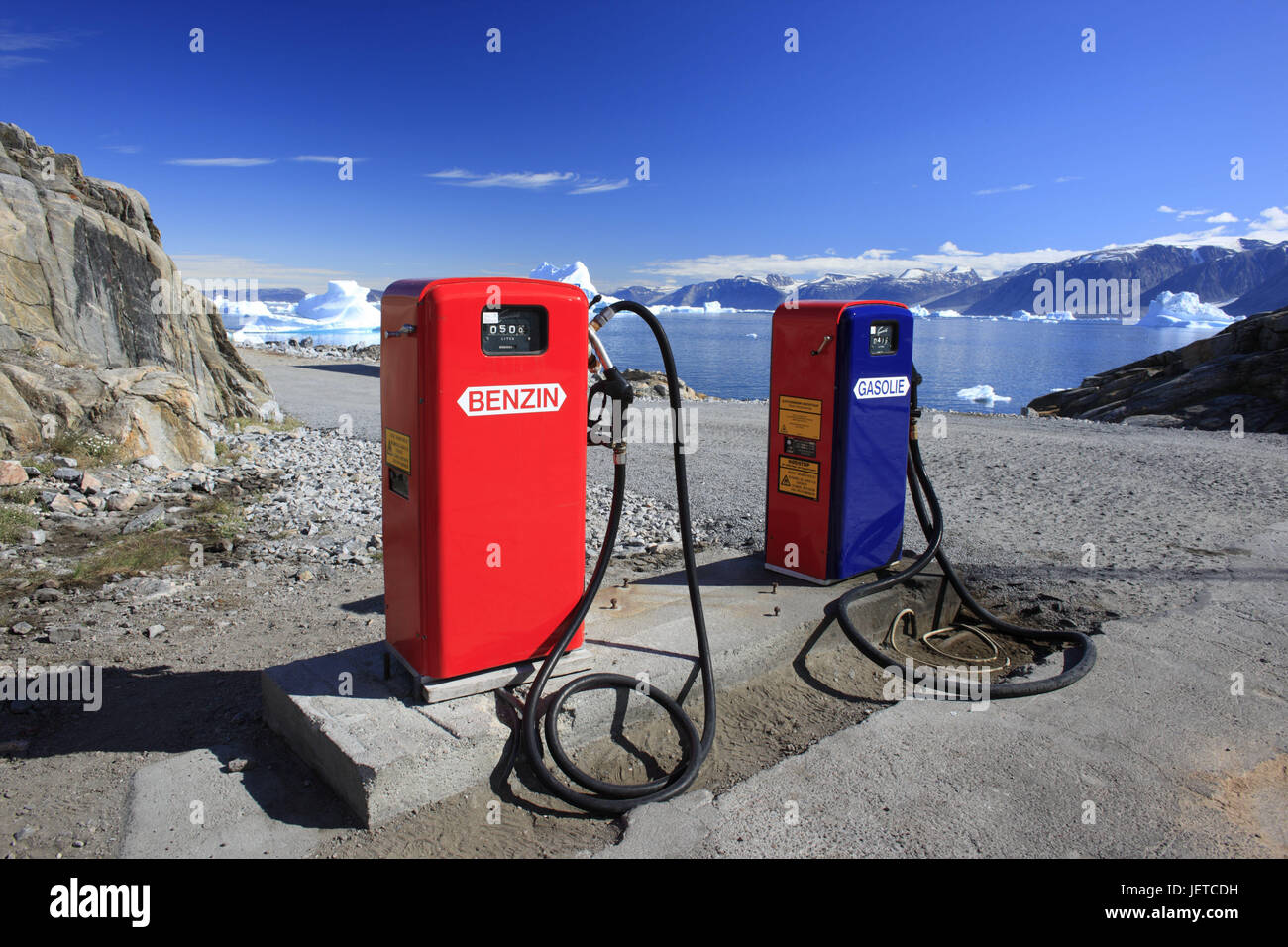 La Groenlandia, Uummannaq, stazione di riempimento, le pompe di benzina, Fjord, iceberg, nel nord della Groenlandia, destinazione, sul mare Artico, montagne, ghiacciaio gelati, costa, esterno, e sharp, acqua, street, pista grinta, benzina, deserte, carburante, Foto Stock