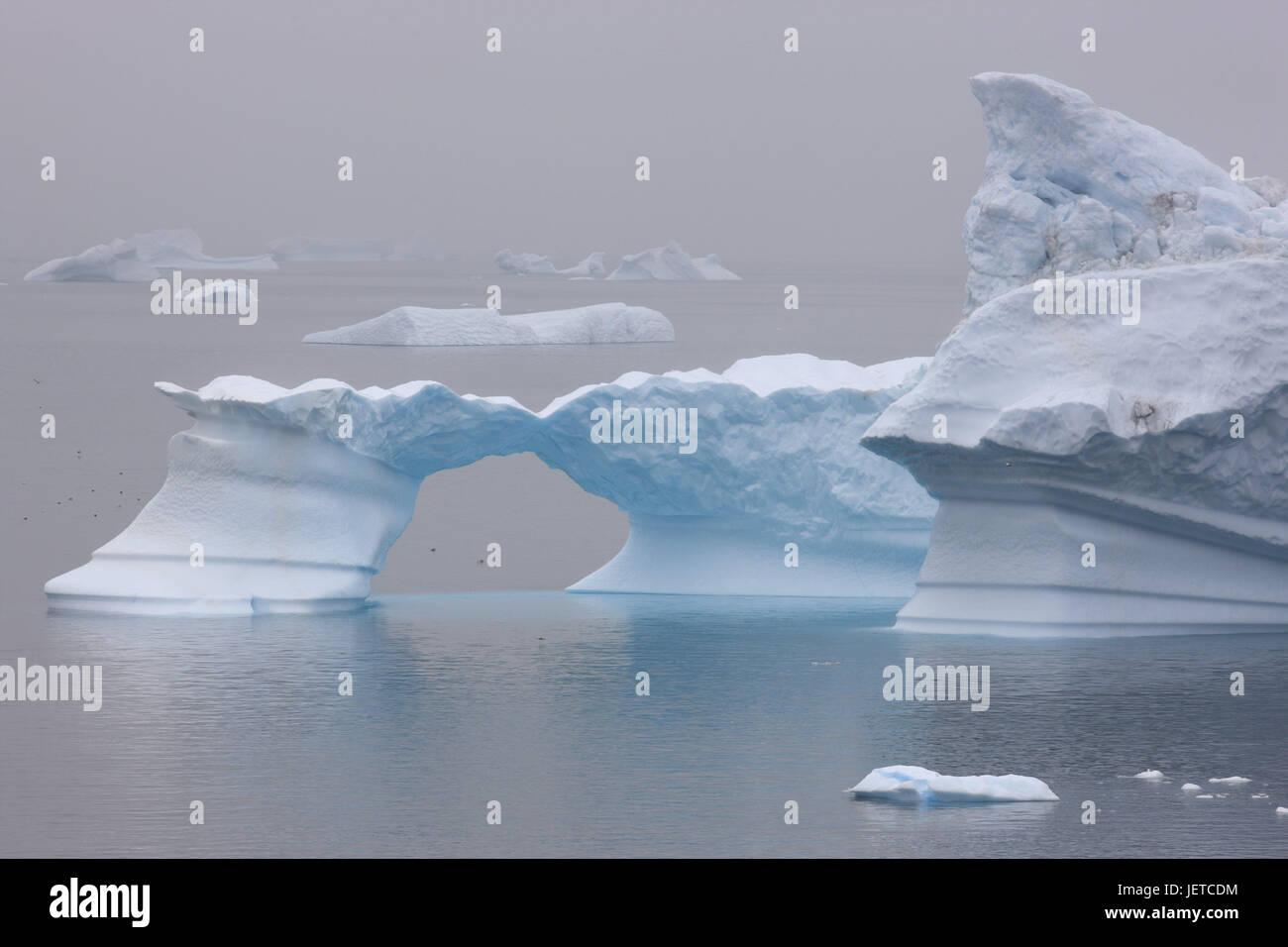 La Groenlandia, Uummannaq, costa, Fjord, iceberg, foggy, nel nord della Groenlandia, destinazione, sul mare Artico, ghiacciaio, esterno, e sharp, acqua, deserte, rocce, chiusura anomala, il ghiacciaio terminazione anomala, la deriva di ghiaccio freddo, riscaldamento climatico, opaco, Foto Stock