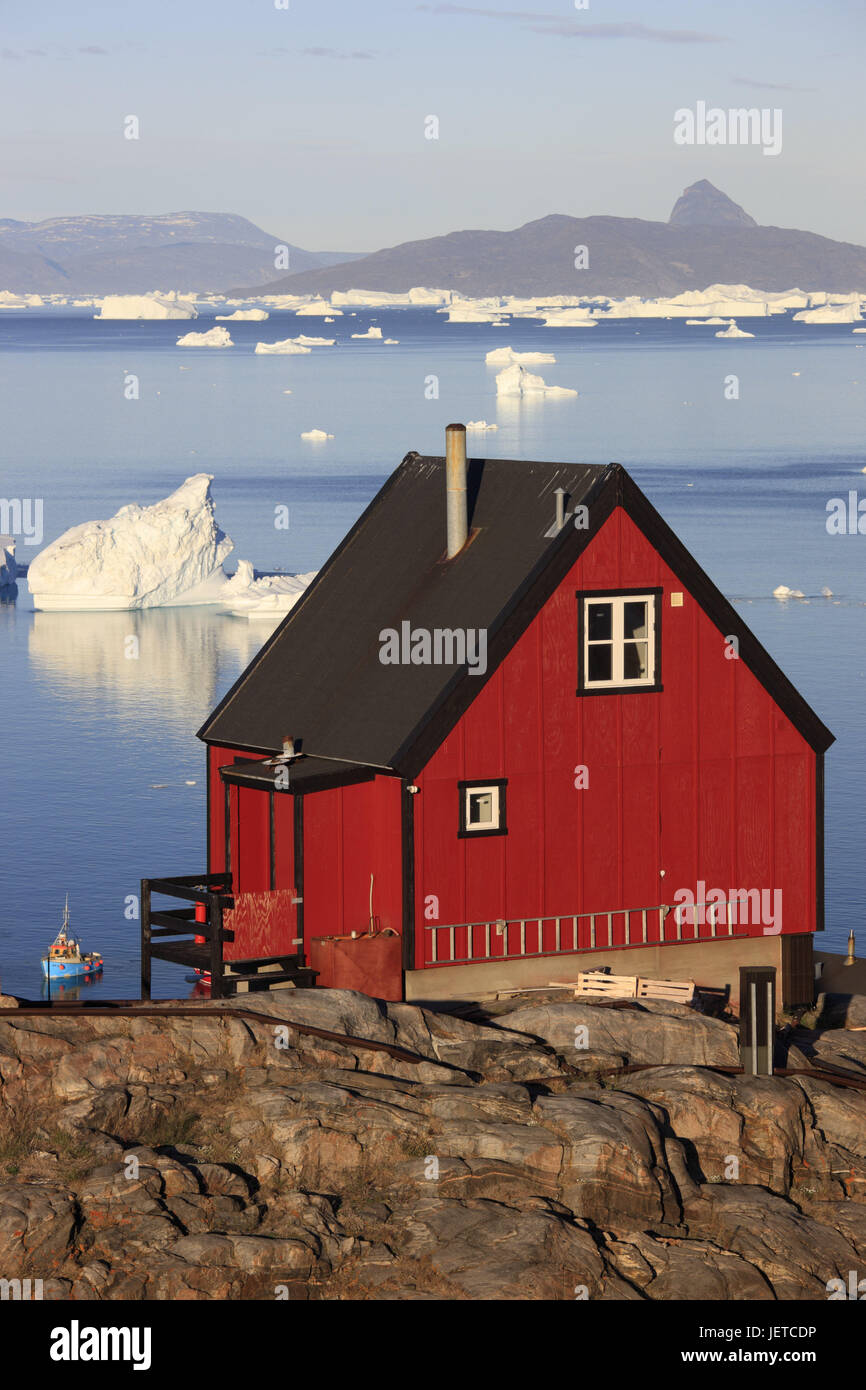 La Groenlandia, Uummannaq, costa, casa in legno, Fjord, iceberg, nel nord della Groenlandia, destinazione, sul mare Artico, montagne, il ghiacciaio di gelati, fuori, e sharp, acqua, house, casa residenziale, rosso, architettura, fuori, deserte, rocce, costa, vista, Foto Stock