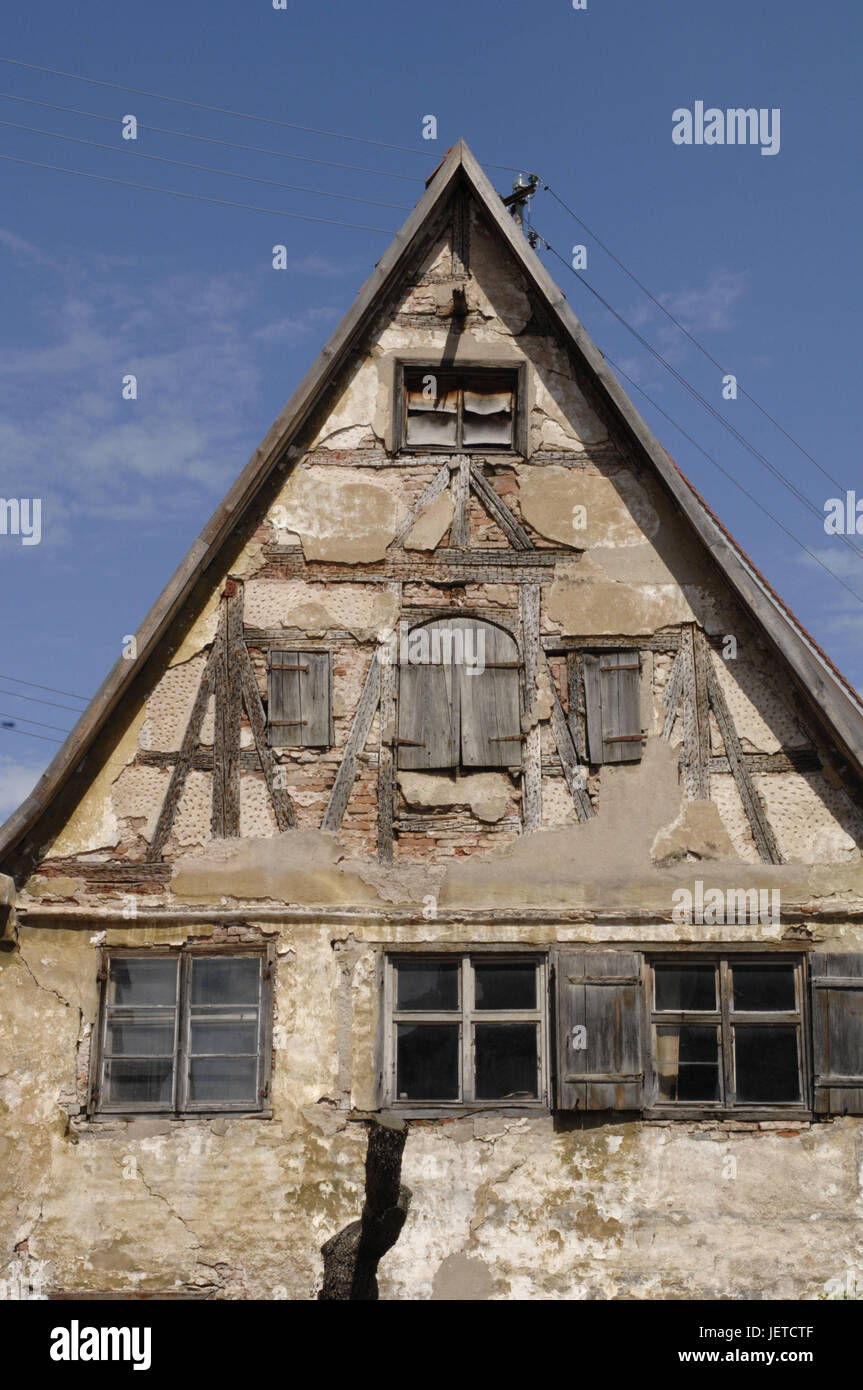 Casa in legno e muratura, vecchio, scadono, facciata, gable, Foto Stock