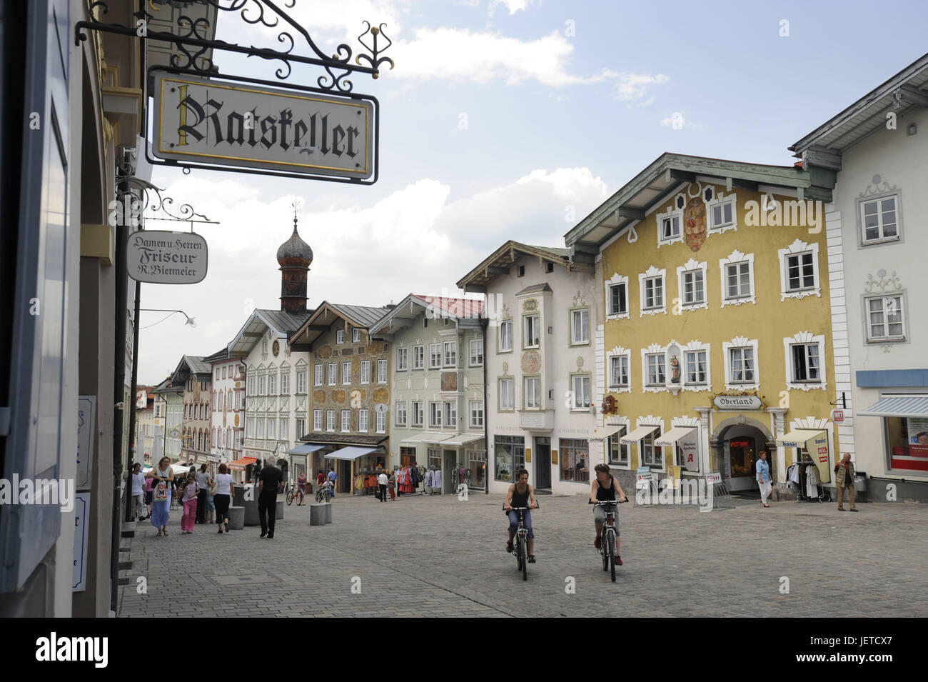 In Germania, in Baviera, bagno Tölz, zona pedonale, facciate di case, street cafe, negozi, Foto Stock