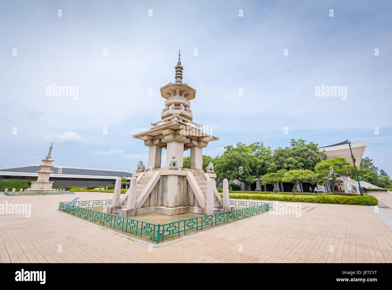 La pietra pagoda Dabotap a Gyeongju Museo Nazionale in Gyeongsangbuk-do, Corea del Sud Foto Stock