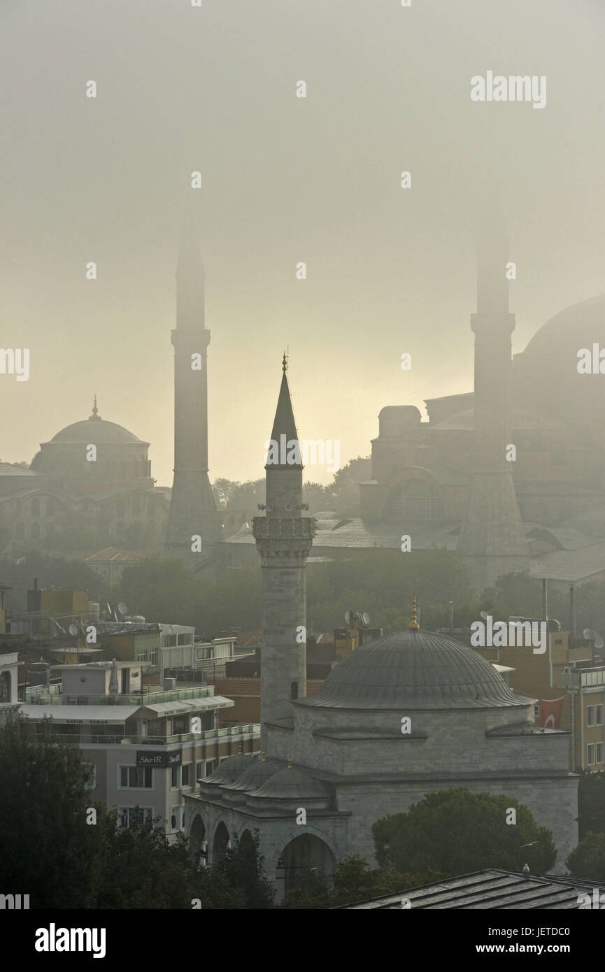Turchia, Istanbul, parte della città di Sultanahmet, Hagia Sophia e Basilica nella nebbia, Foto Stock