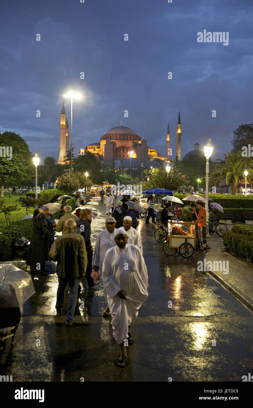 Turchia, Istanbul, Hagia Sophia e Basilica, persona nel parco di notte, Foto Stock