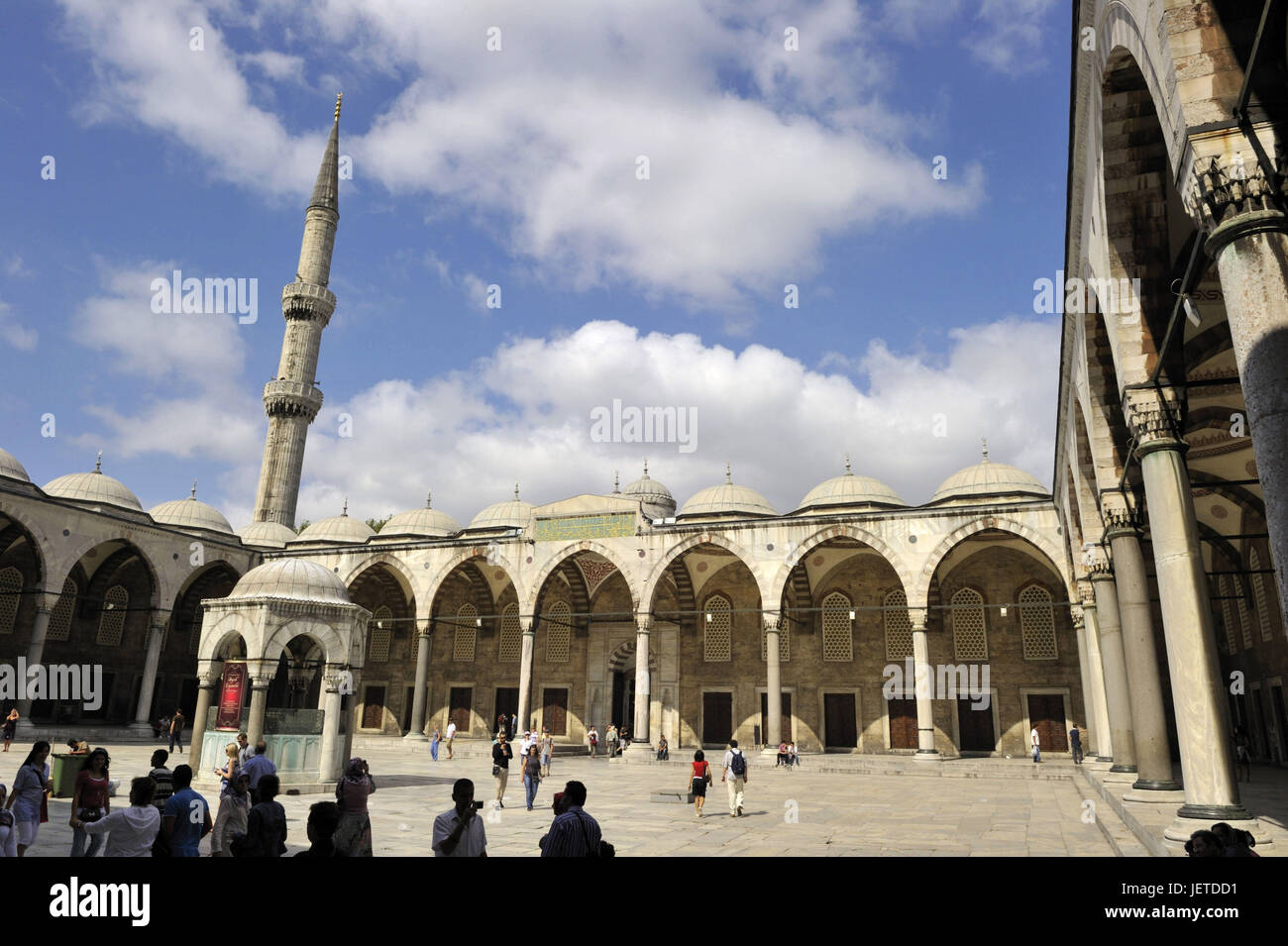 Turchia, Istanbul, del sultano Ahmed la moschea, la Moschea Blu, turistico nel cortile interno, Foto Stock