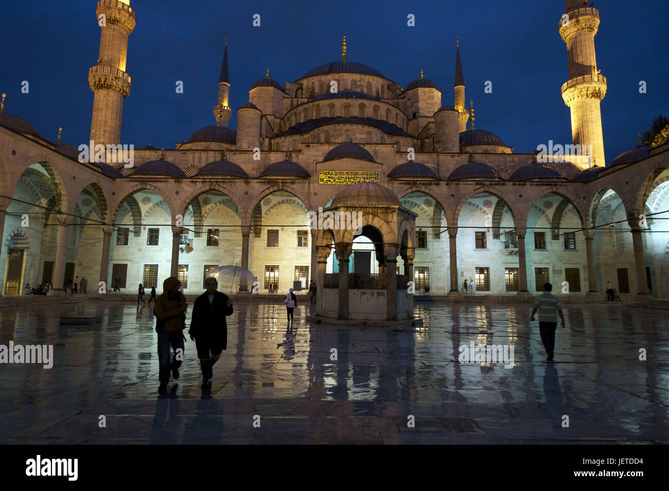 Turchia, Istanbul, del sultano Ahmed la moschea, Moschea blu con pioggia durante la notte, Foto Stock