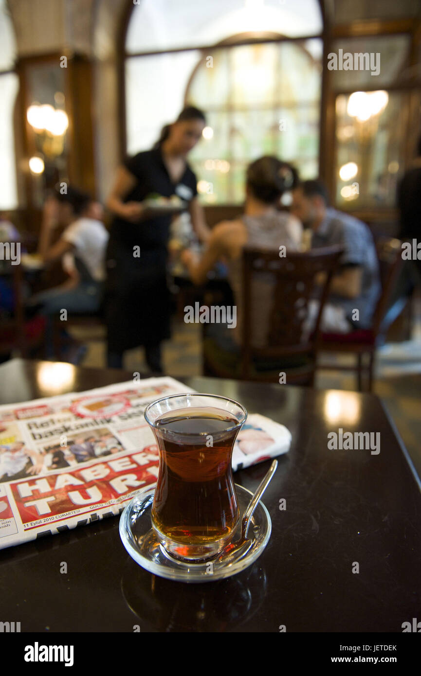 Turchia, Istanbul, Beyoglu, Markiz cafe, tè caldo, medium close-up, Foto Stock