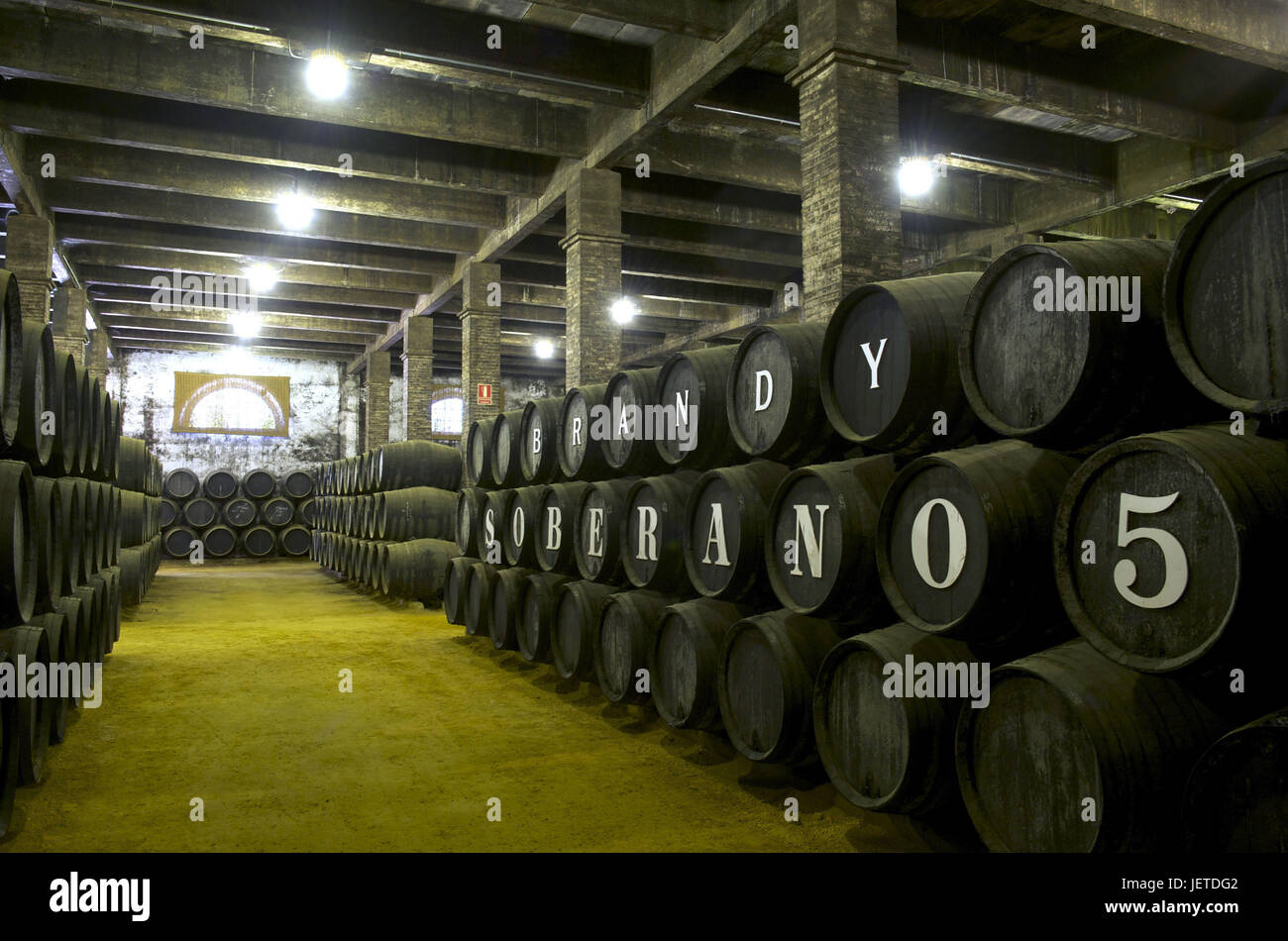 Spagna, Andalusia, provincia di Cadiz, Jerez de la Frontera, botti di vino in una cantina di vini, Foto Stock