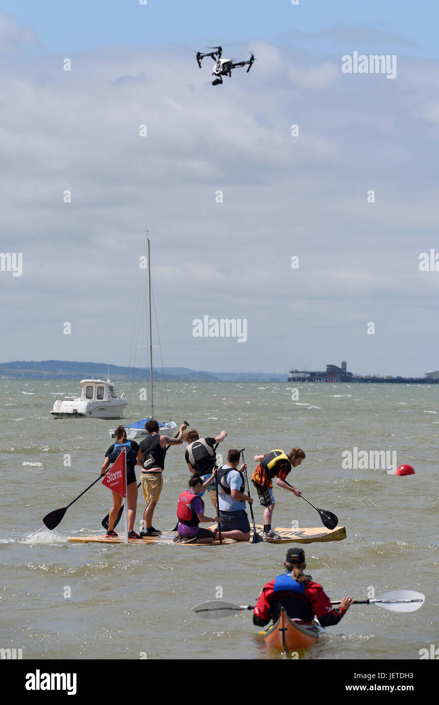 DJI ispira il volo di droni, con la telecamera che filma la corsa di Southend Raft nell'estuario del Tamigi Foto Stock